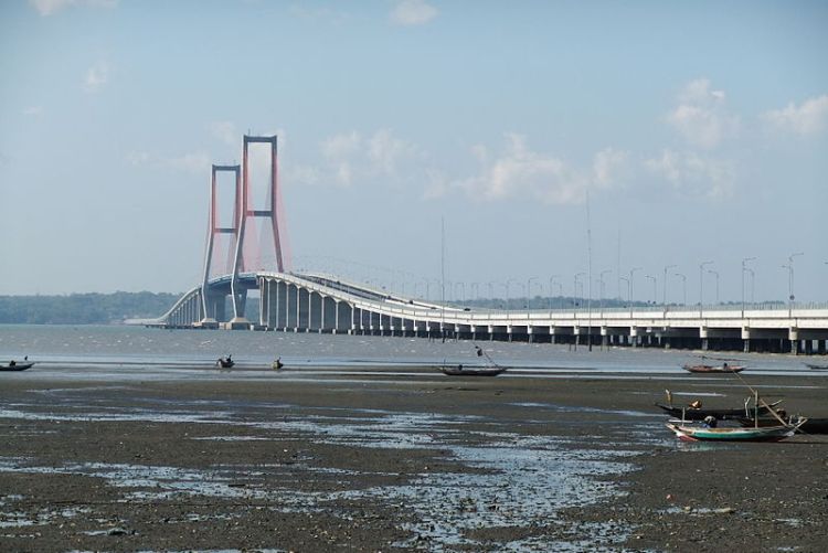 800px-suramadu_bridge_5
